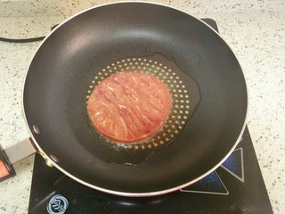 10、家庭菲力牛排,锅里倒少许油烧热，放入解冻好的牛排煎2、3分钟