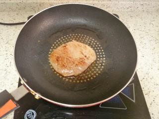 11、家庭菲力牛排,翻面再煎2、3分钟，用锅铲压着煎，能均匀的内外受热