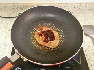 12、家庭菲力牛排,倒入黑胡椒酱抹匀夹出摆盘