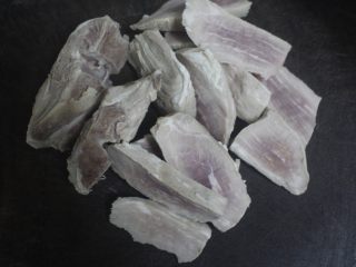 2、甜菜头胡萝卜玉米汤,瘦肉焯水后切片