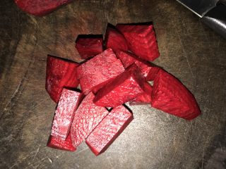 3、甜菜头胡萝卜玉米汤,红菜头洗净去皮、切成块状，我只用了半个