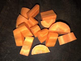 4、甜菜头胡萝卜玉米汤,胡萝卜去皮、切成块状