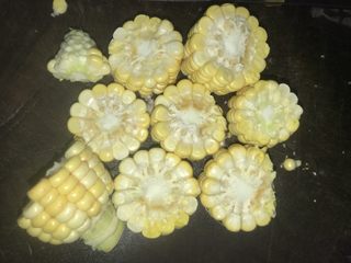 5、甜菜头胡萝卜玉米汤,玉米剁小块