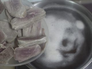 6、甜菜头胡萝卜玉米汤,瘦肉放入装了1.5升的水里