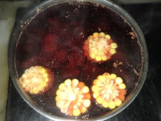 7、甜菜头胡萝卜玉米汤,胡萝卜、玉米、甜菜头也一同放入，煮沸