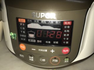 10、甜菜头胡萝卜玉米汤,盖盖，按下快速沸腾键，十分钟后自动熄灭