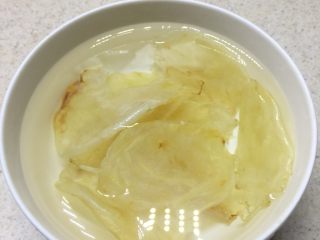 1、虫草花花胶汤,花胶提前一晚泡好。