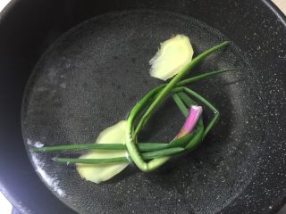 2、虫草花花胶汤,锅里水烧开，放入姜片，葱，料酒。