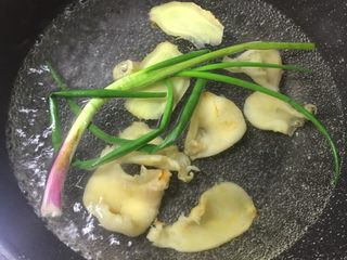 3、虫草花花胶汤,放入花胶，大火煮五分钟。