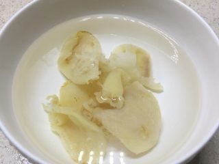 4、虫草花花胶汤,捞起重新加入温水，浸泡六小时。