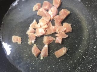 5、虫草花花胶汤,瘦肉飞水。