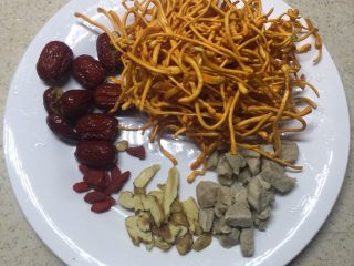 6、虫草花花胶汤,红枣去核，瘦肉，虫草花完，玉竹，枸杞洗净。