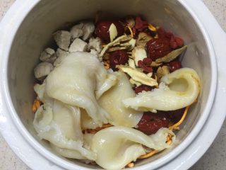 7、虫草花花胶汤,将所有处理好的食材全部放入炖锅。