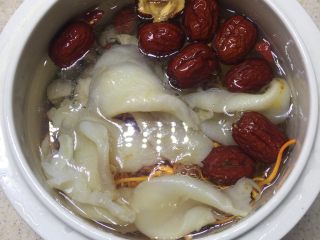8、虫草花花胶汤,加入水，多少按个人喜好加。