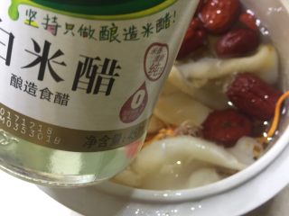 9、虫草花花胶汤,加入醋去腥。
