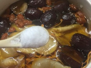 11、虫草花花胶汤,待程序结束后加入盐调味。