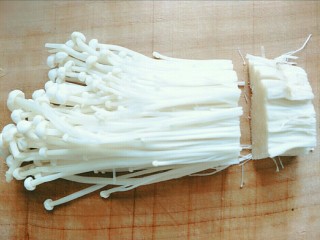 1、#咸味#＋猪肝拌金针菇,金针菇切去根部