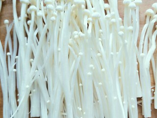 2、#咸味#＋猪肝拌金针菇,用手把金针菇从根部分开