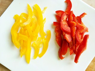 4、#咸味#＋猪肝拌金针菇,彩椒洗干净，切成条装备用