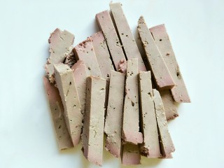 5、#咸味#＋猪肝拌金针菇,卤好的猪肝，切成条备用