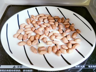 6、#咸味#＋猪肝拌金针菇,把花生米放在平盘中，铺平开来，微波炉高火两分钟