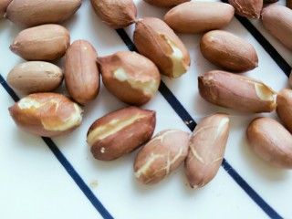 7、#咸味#＋猪肝拌金针菇,翻面再高火两分钟，会听到有噼里啪啦的声音，也能闻到香味，这时花生米的外皮是有裂开的