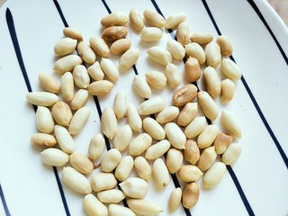 8、#咸味#＋猪肝拌金针菇,花生米稍微凉一下，把外皮剥干净