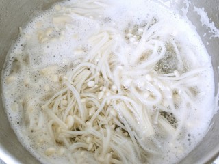 9、#咸味#＋猪肝拌金针菇,烧开水后下金针菇，等水再次烧开两分钟，把金针菇捞出过冷水，如果彩椒不喜欢吃生的也可以烫一下，时间一定要短