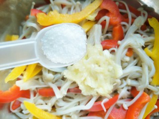 11、#咸味#＋猪肝拌金针菇,放入盐，糖，味极鲜，耗油