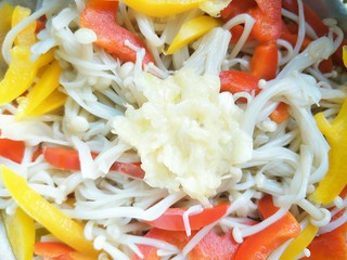 10、#咸味#＋猪肝拌金针菇,把彩椒猪肝放一起搅拌，放入砸好的蒜泥