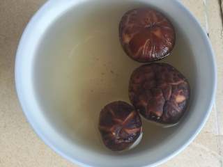 2、萝卜糕,烧一点开水将香菇泡发，水不要倒掉，可以用来调制面糊