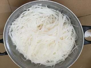 3、萝卜糕,萝卜去皮刨丝，用盆子装着，等下流出的萝卜汁可以用来调制面糊