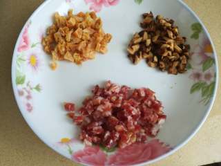 4、萝卜糕,腊肠，虾干，香菇切丁