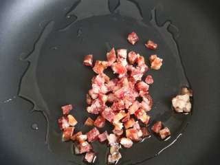 5、萝卜糕,锅内下少许油，小火将腊肠的油分逼出