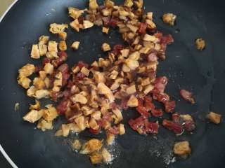 7、萝卜糕,这时将虾干和香菇丁倒进去进行煸炒煸炒