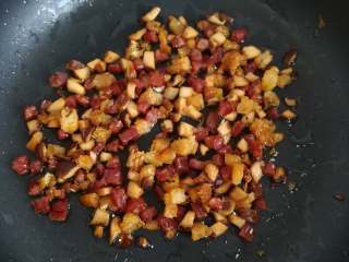 8、萝卜糕,煸炒到香菇水分差不多干就行了，这个过程香味十分诱人，完全可以搭配早餐喝粥吃了