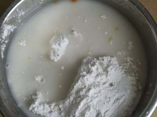 9、萝卜糕,将萝卜刨丝时出的萝卜汁和泡香菇时的水倒入面粉中，再加入水到250克。大概就是平常吃饭用的碗两碗的水分