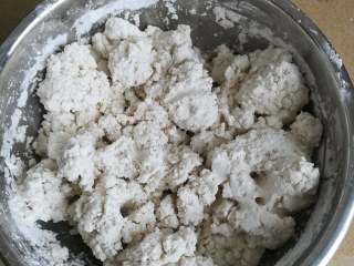 10、萝卜糕,将水和面粉搅拌均匀，如果想吃硬身点的就少加点水，想吃软身点的就加多点