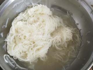 12、萝卜糕,萝卜炒熟后会出很多水