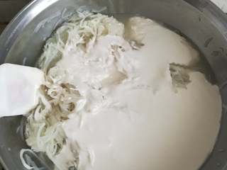 13、萝卜糕,关火，加入面糊和萝卜搅拌均匀