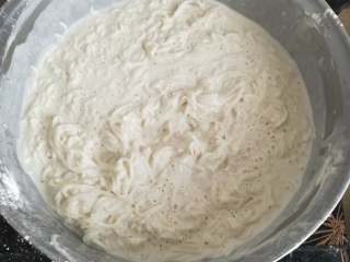 14、萝卜糕,这时就需要看情况加水了，我这个程度是多加50克水的，会比较稀，做成的萝卜糕也会比较软身