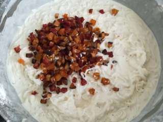 15、萝卜糕,最后加进两勺盐，以及炒好的肉丁搅拌均匀