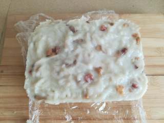 19、萝卜糕,将蒸熟后的萝卜糕去取放一边冷却