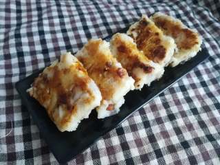 21、萝卜糕,煎好的萝卜糕吃起来表面有点脆脆的，倒点酱油会更好吃