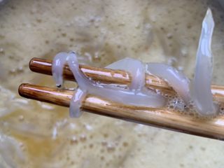 5、冬日暖心菜—银鱼抱蛋,鸡蛋打散放入鱼