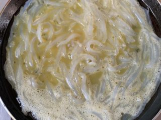 6、冬日暖心菜—银鱼抱蛋,加点盐搅拌均匀