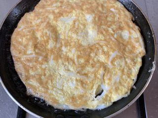 8、冬日暖心菜—银鱼抱蛋,轻轻的翻面