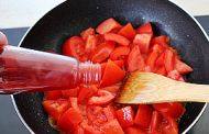 8、番茄蹄花煲,锅里放一点点油，油热后放西红柿入锅翻炒，直到翻炒出汤汁，加入适量番茄酱