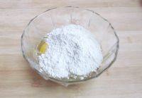 4、法式水果薄饼,鸡蛋、盐、细砂糖、低筋面粉、牛奶一起放入干净的容器中