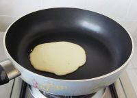 6、法式水果薄饼,平底锅抹一层薄油，开小火，倒入适量面糊，然后转动锅子摊成一张圆形薄饼，煎至一面上色后翻面，另一面也煎至上色